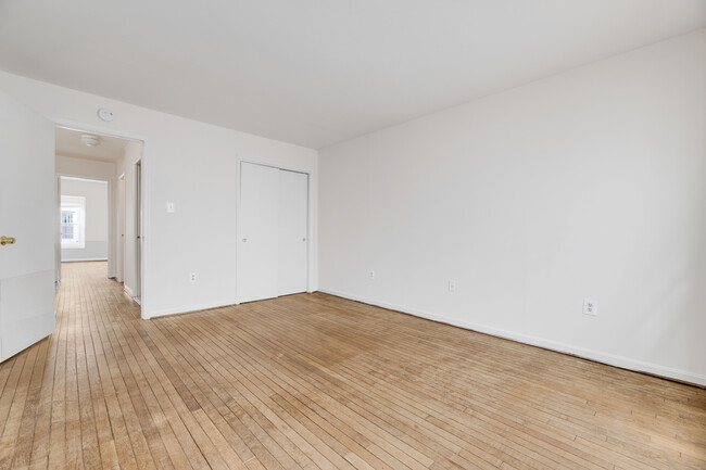 Building Photo - Spacious two-bedroom apartment with a clas...