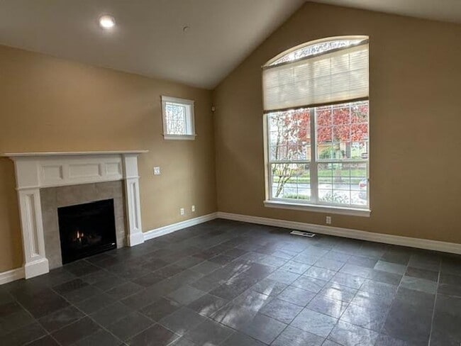 Building Photo - 3 Bedroom 2 Bath 55 and Old Community Newberg OR