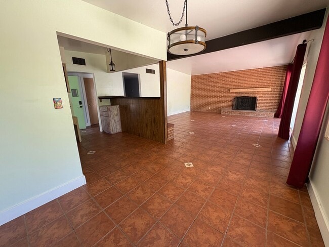 Building Photo - Eastside home with privacy on cul-de-sac