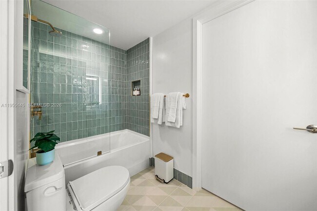 Building Photo - 601 NE 1st Ave