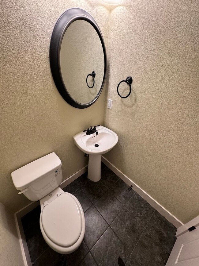 Building Photo - Incredible Townhome