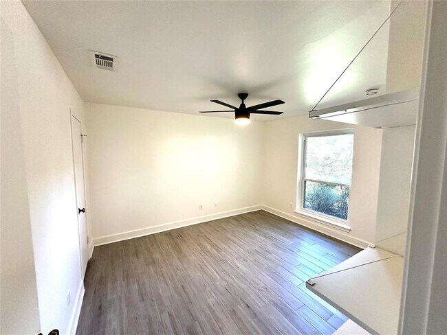Building Photo - 3007 Broadmoor Dr