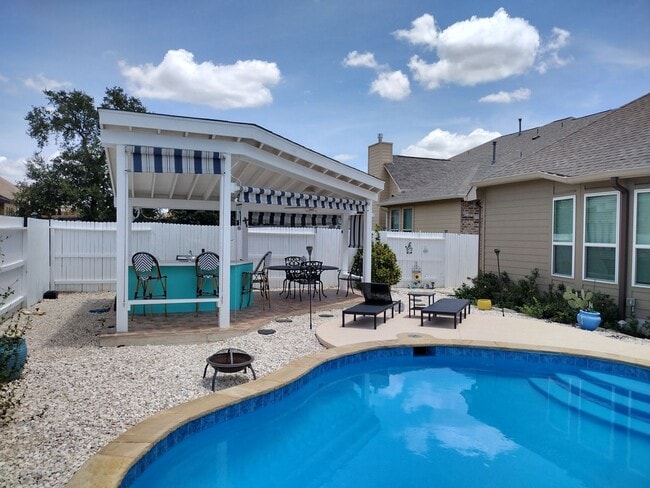 Building Photo - Beautiful 4 bedroom with a pool!!!