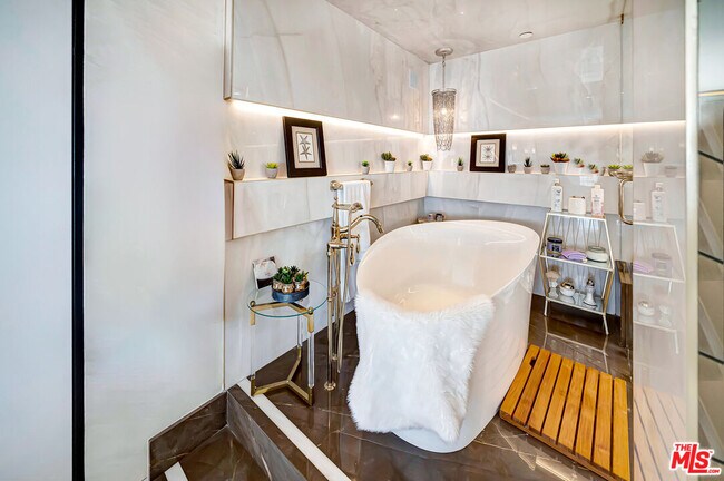 Building Photo - 6309 Ocean Front Walk