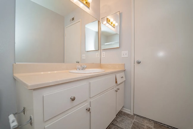 Building Photo - Beautiful 4 Bd Townhouse