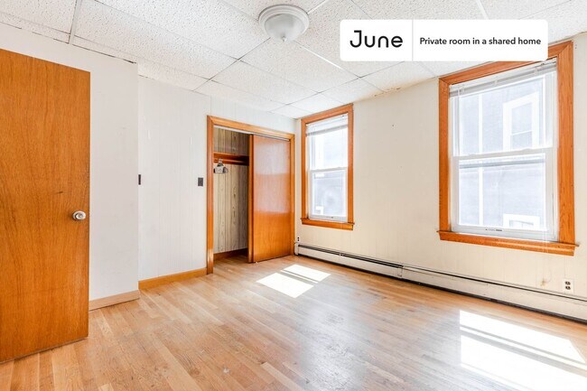 Building Photo - Private bedroom in 5 bed/1 bath Home
