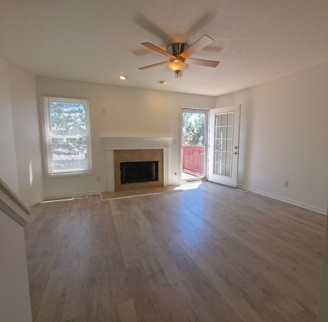 Building Photo - Single Family Home 2 beds 1  Full bath and 1 Half bath Available Now!