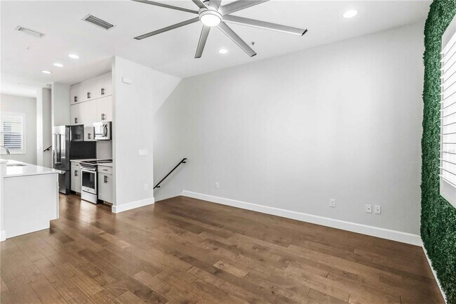 Building Photo - 1332 W Gray St