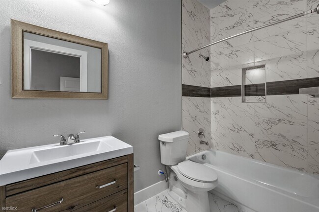 Building Photo - 4 br, 4 bath Duplex - 204 North Getzendane...