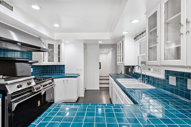 Building Photo - Westwood Townhome in an Exclusive 3-Home Enclave