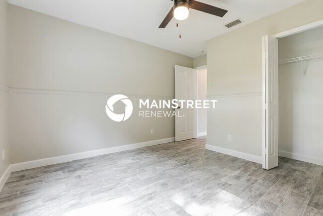 Building Photo - 3 Bedroom Pet-Friendly Home in SARASOTA, FL with Main Street Renewal
