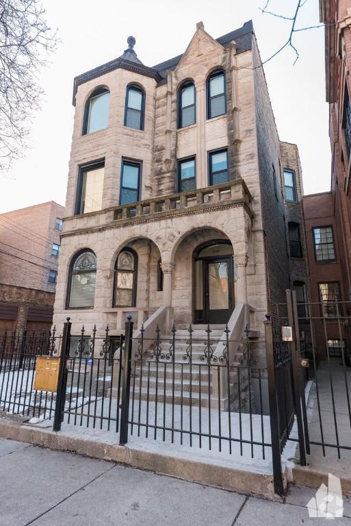 Building Photo - 3 bedroom in Chicago IL 60657