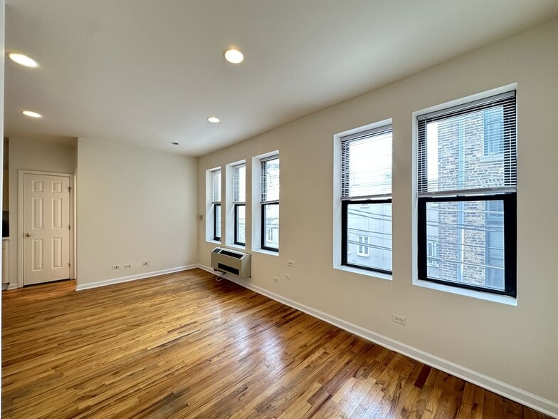 Building Photo - 909 W Dakin St