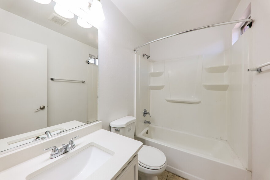 Building Photo - 13117 N El Frio St