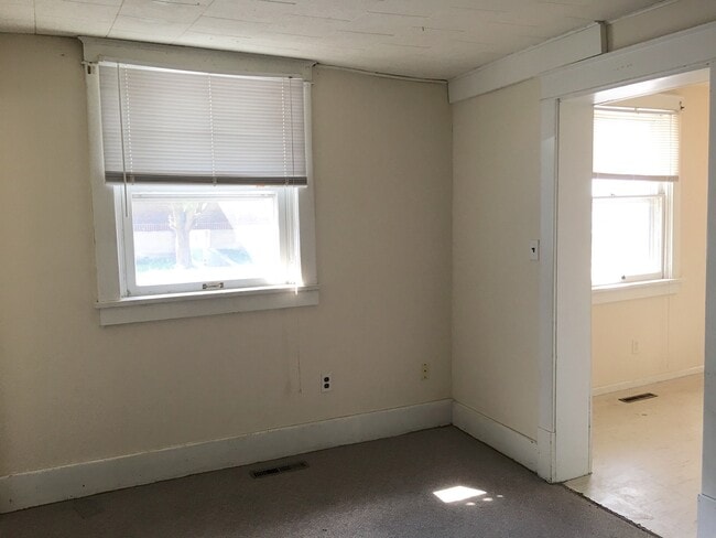 Building Photo - 1 Bedroom Apartment Downtown - Parking & ALL UTILITIES INCLUDED!