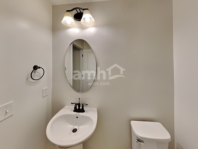 Building Photo - 2215 Ambergate Dr