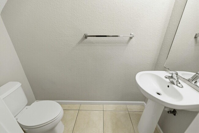 Building Photo - **Beautiful 2 Bd 2 1/2 bath Corner unit in Wynchase!!NO APPLICATION FEES