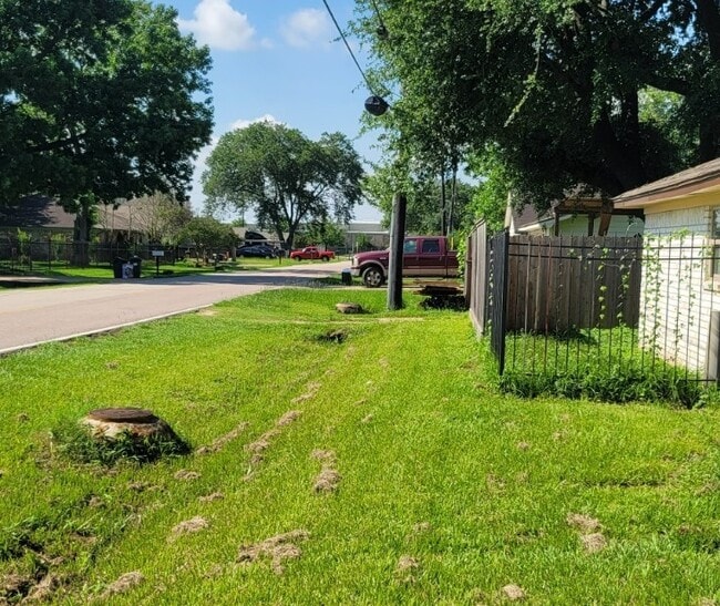 Building Photo - 11001 Sherry Ln