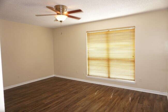 Building Photo - 3/2.5 Townhome on Westside