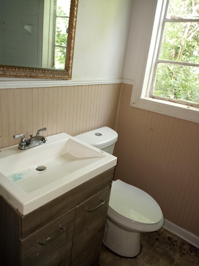 Building Photo - 304 Lawrence Rd