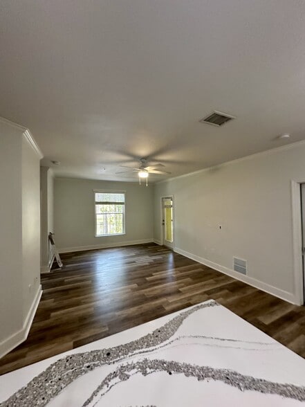 Building Photo - 10123 Courtney Palms Blvd