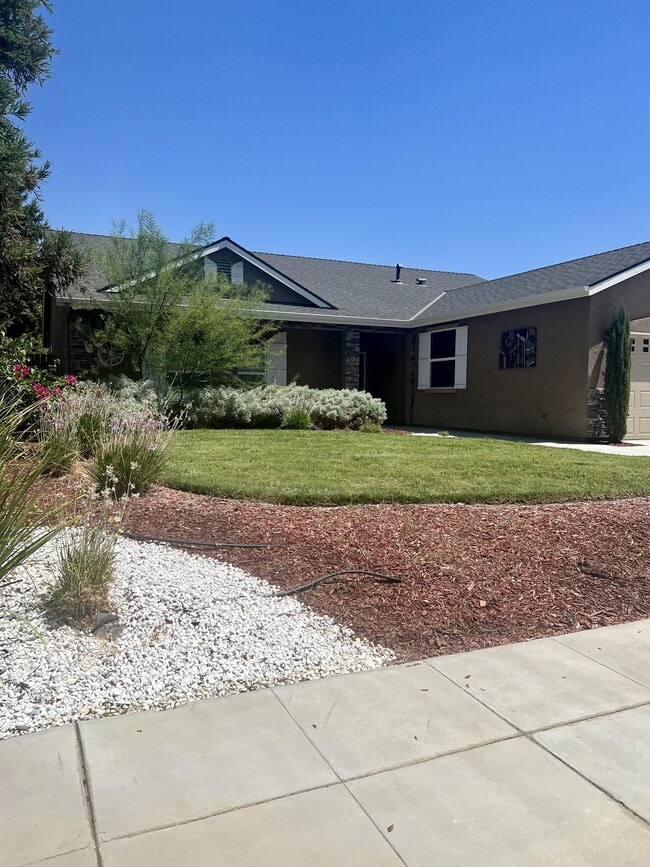 Building Photo - 233 Karen Ave