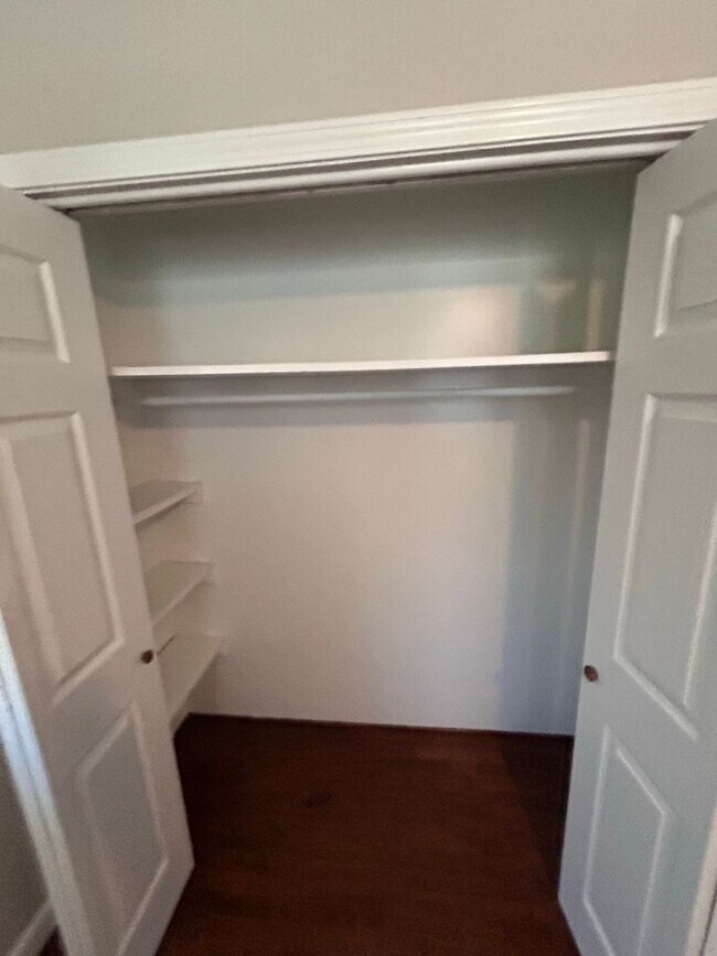 Building Photo - 3 Bedrooms off Mt. Gallant!!