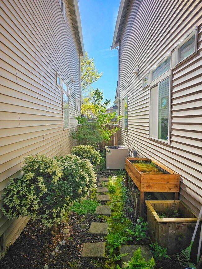 Building Photo - Charming 3 Bed 2.5 Bath 2 Story Home in Beautiful Lakeland, Auburn