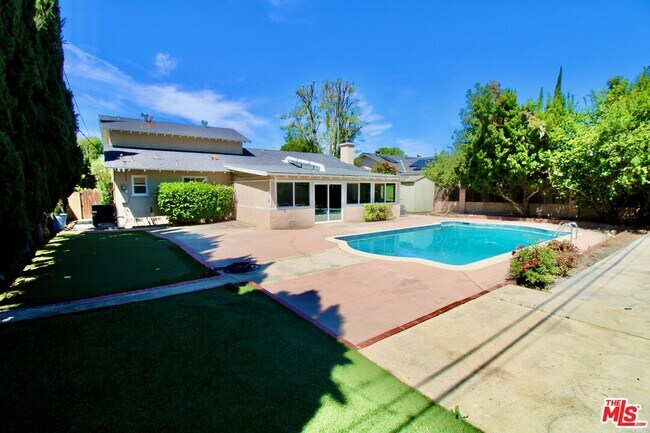 Building Photo - 7610 Kelvin Ave