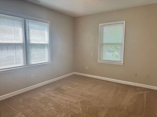 Building Photo - Spacious 3 bedroom apartment with Den and Huge Primary Suite