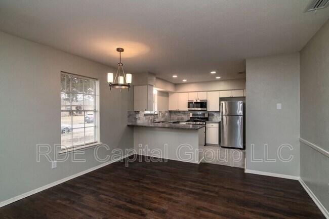 Building Photo - 3701 Summit Ln