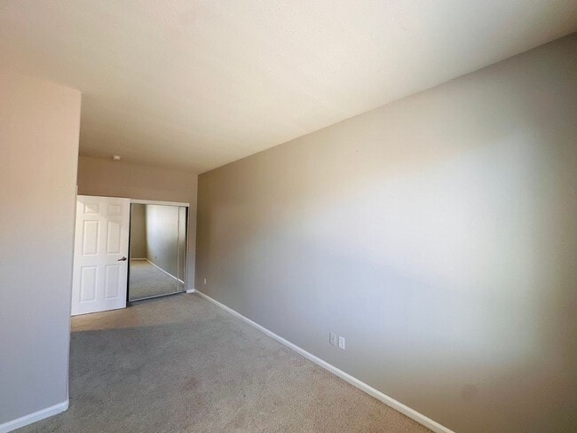 Building Photo - Full Bedroom and Bathroom Downstairs