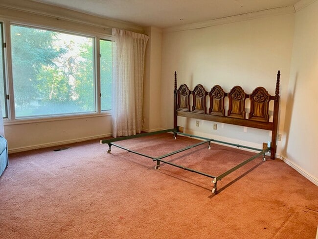 Building Photo - Beautiful home with amazing views and larg...