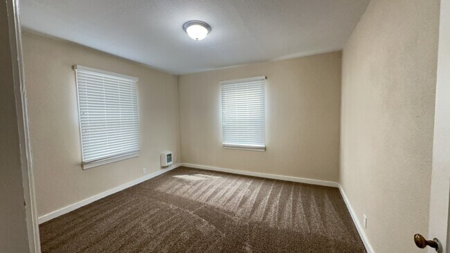 Building Photo - 2 Bedroom / 1 Bathroom Home in Madras Oregon