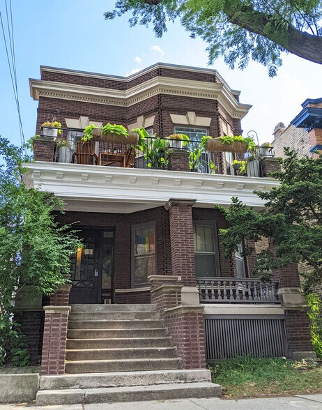 Front - 1057 W Balmoral
