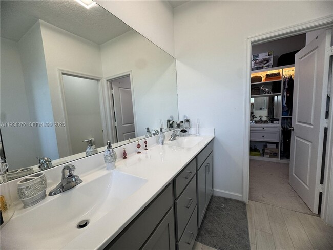 Building Photo - 4862 Navali Dr