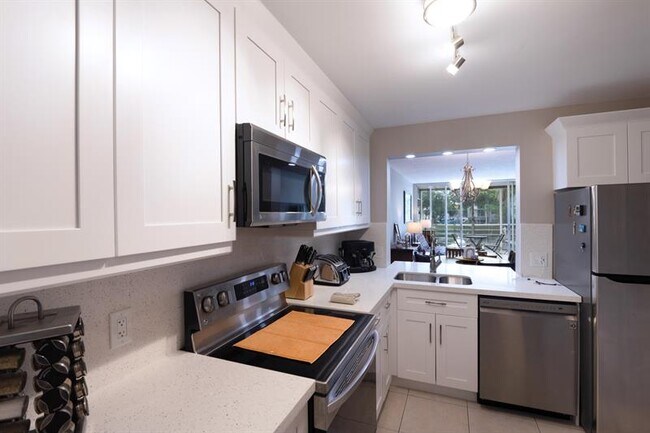 Building Photo - 9410 Poinciana Pl