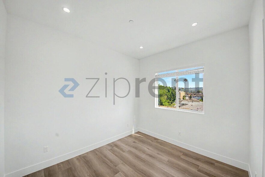 Building Photo - Unit