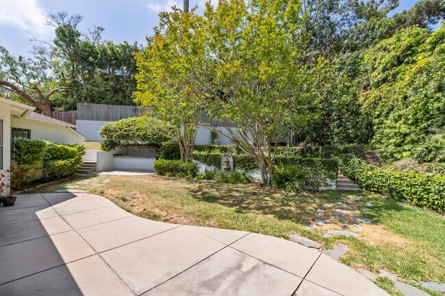 Building Photo - 10711 W Sunset Blvd