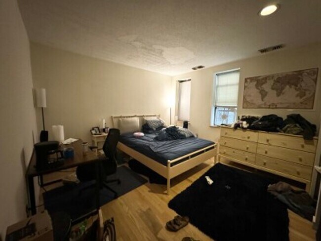 Building Photo - SEPT 2026  -  Rare Fenway 5 Bed/3 Bath on Gainesborough St.  Two Floors, Central A/C, Students We...