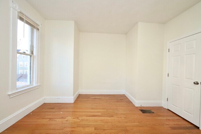 Building Photo - 488 Pleasant St