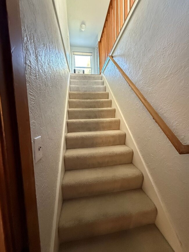 Building Photo - Now renting 3 bedroom House, visit our web...