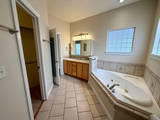 Building Photo - 625 Red Tail Dr
