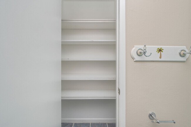 Building Photo - Charming Florida Cottage in the Heart of F...