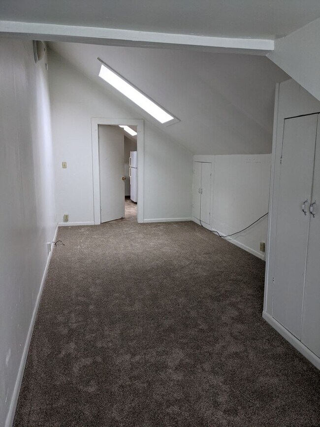 Building Photo - FALL 2026 AVAILABILITY!!!  2-bedroom, 1-bath apartment across from Kinnick and UIHC