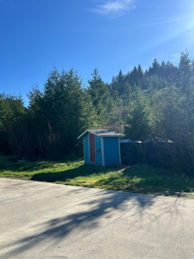 Building Photo - Beautiful Hilltop Country Home with Stunning Views