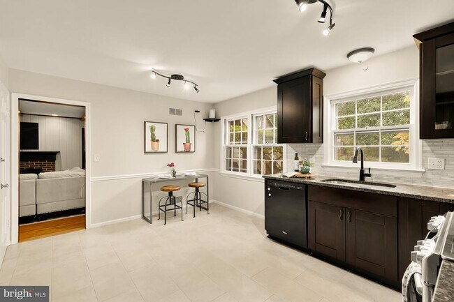 Building Photo - 11000 Rosemont Dr