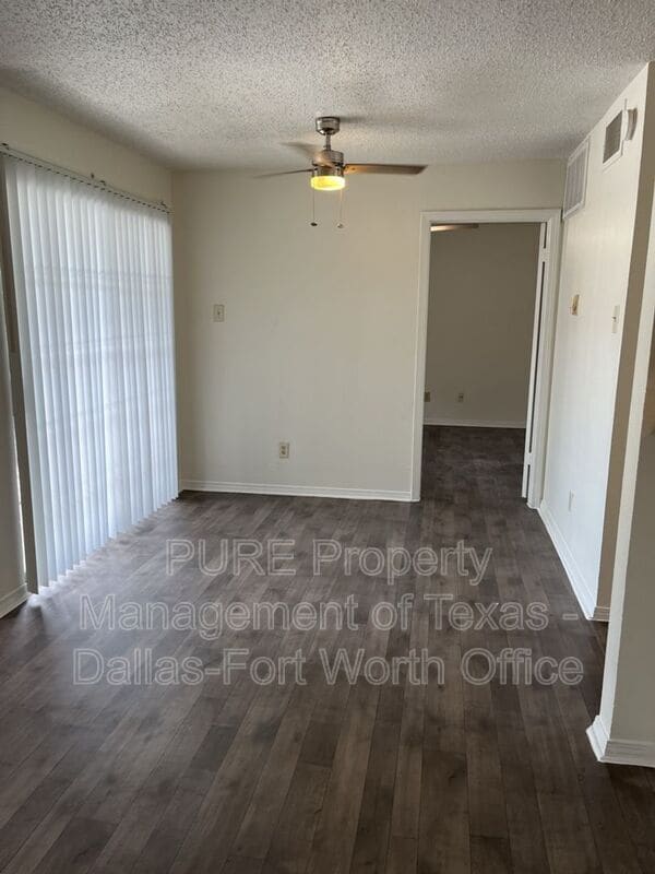 Building Photo - 18333 Roehampton Dr