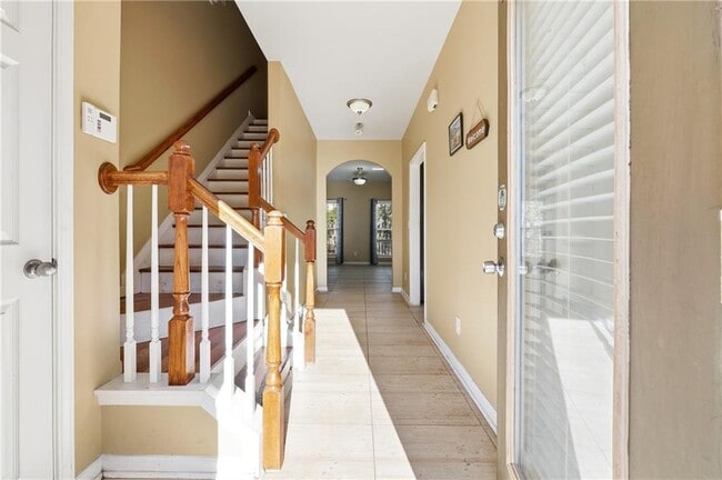 Building Photo - 6199 Thorncrest Dr