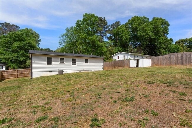 Building Photo - 2363 Beverly Ln